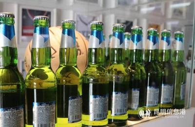 50余名消費者走進百威啤酒生產(chǎn)車間，感受百年文化魅力